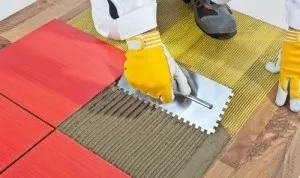 Csempe lerakás a fa padló megbízható módon