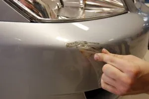 Távolítsuk ragasztó címkék műanyag fő módja