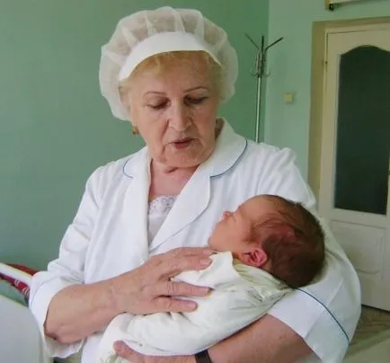 Újszülött ellátás, hogyan kell vigyázni az első napon és az első hónapban az ellátás a kórházban, körökre (újszülött) Újszülött ellátás, hogyan kell vigyázni az első napon és az első hónapban az ellátás a kórházban, viszont