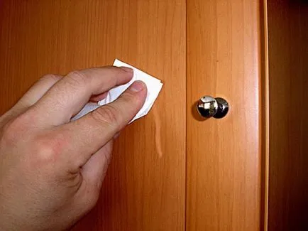 Mi levezetni foltok a bútorok ügynökök eltávolítani a foltokat fa és lakkozott bútorok
