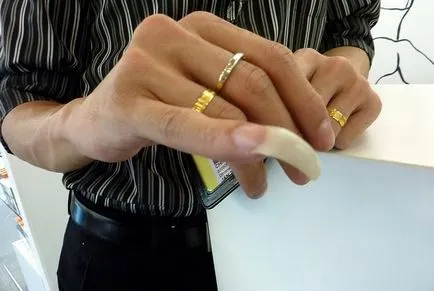 Miért férfiak nőnek egy köröm a kisujj