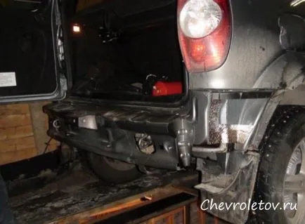 Hogyan lehet eltávolítani a lökhárítót a Chevrolet Niva Hogyan lehet eltávolítani a lökhárítót a Chevrolet Niva