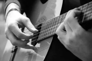 Hogyan kell játszani egy akkordot a gitáron