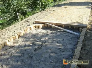 Kerti útját vágja a fát