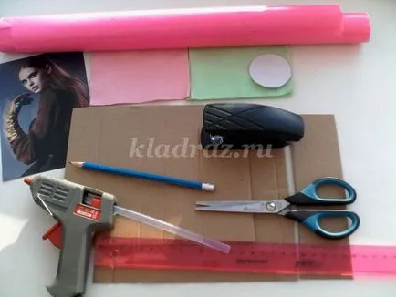 Készíts egy keret kartonból kezük Készíts egy keret kartonból kezük