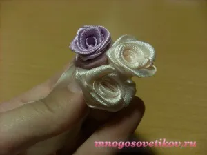 Rozetta szatén szalagokkal kezük Rozetta szatén szalagokkal kezük
