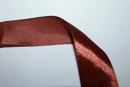 Rozetta szatén szalagokkal kezük Rozetta szatén szalagokkal kezük