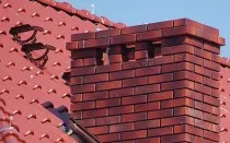 Kezével, hogy meleg a tető
