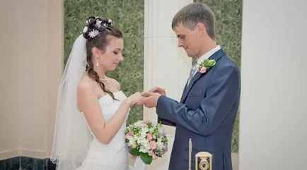 A férfiak viselnek jegygyűrűt