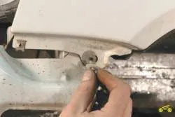 Hogyan lehet eltávolítani a lökhárítót a Chevrolet Niva Hogyan lehet eltávolítani a lökhárítót a Chevrolet Niva