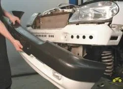 Hogyan lehet eltávolítani a lökhárítót a Chevrolet Niva Hogyan lehet eltávolítani a lökhárítót a Chevrolet Niva