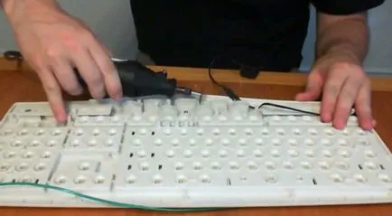 Háttérvilágítású billentyűzet kezét