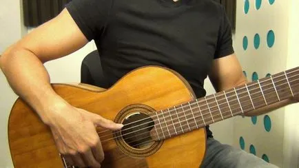 Hogyan kell játszani egy akkordot a gitáron