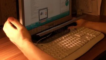 Háttérvilágítású billentyűzet kezét
