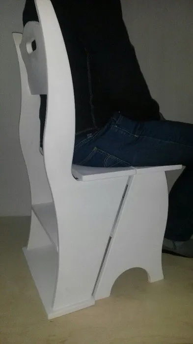 Rajzok szék kezével