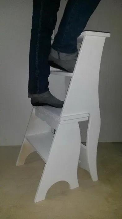 Rajzok szék kezével