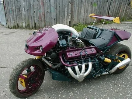 Keret egy motorkerékpár kezével