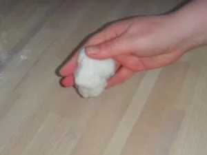 Virág a hideg porcelán kezük