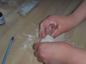 Virág a hideg porcelán kezük