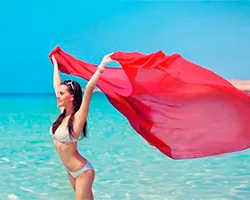 Hogyan lehet lekötni egy pareo a strandon