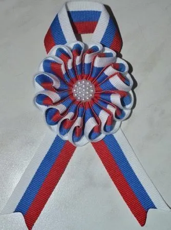 Hogyan lehet lekötni egy szalag diplomás