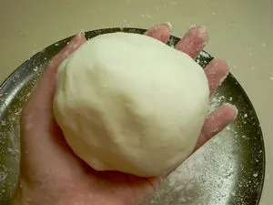 Virág a hideg porcelán kezük