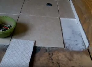 Hogyan tegyük egy cserép a fa padló