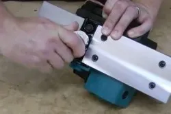 Hogyan változtassuk meg a késeket electroplane beállítás