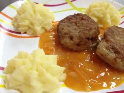 Főzni a mártást az ebédlőben