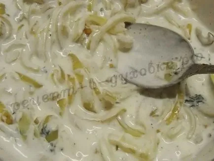Főzni ravioli tejszínes mártással a kemencében (tejföl) Főzni ravioli tejszínes mártással a sütőben