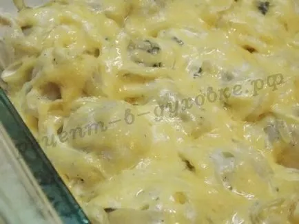 Főzni ravioli tejszínes mártással a kemencében (tejföl) Főzni ravioli tejszínes mártással a sütőben