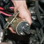 Hogyan lehet ellenőrizni a gyújtótekercs VAZ-2106 Miért melegítjük, kapcsolási rajz és ellenőrizze mechanizmus (2106) Hogyan lehet ellenőrizni a gyújtótekercs VAZ-2106 Miért melegítjük, a kapcsolat mechanizmus és ellenőrzési rendszer