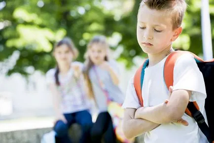 Ahogy a gyermek megtalálja a barátok (előtt áll szülei) Ahogy a gyermek megtalálja a barátok