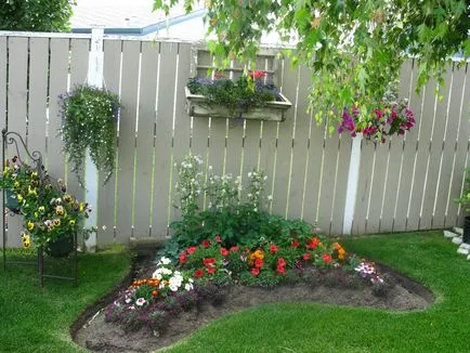 Hogyan oszlik virágoskert az ország saját kezűleg, az ötlet egy szép design és a dekoráció virágágyások