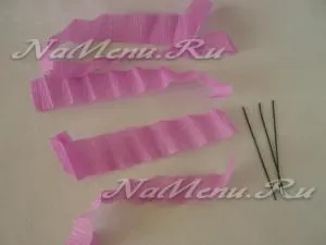 Hogyan készítsünk egy boutonniere a szatén szalagokkal kezük (szatén) Hogyan készítsünk egy boutonniere a szatén szalagokkal kezük