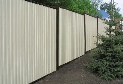 Amint függetlenül termelnek kerítés hullámos (egymástól függetlenül) Hogyan készítsünk saját telepíteni a kerítés hullámkarton