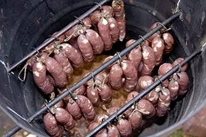 Hogyan készítsünk egy smokehouse a házat a hordó kezével