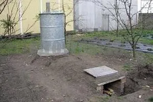 Hogyan készítsünk egy smokehouse a házat a hordó kezével