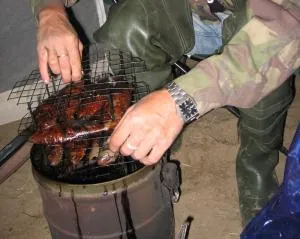 Hogyan készítsünk otthon smokehouse smokehouses típusok és ajánlások az építőiparban a petróleumlámpa