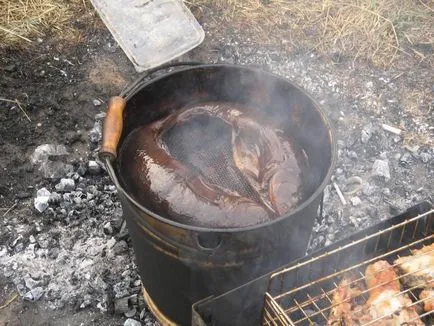 Hogyan készítsünk otthon smokehouse smokehouses típusok és ajánlások az építőiparban a petróleumlámpa