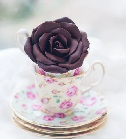 Hogyan készítsünk saját kezét rózsák díszítik a tortát