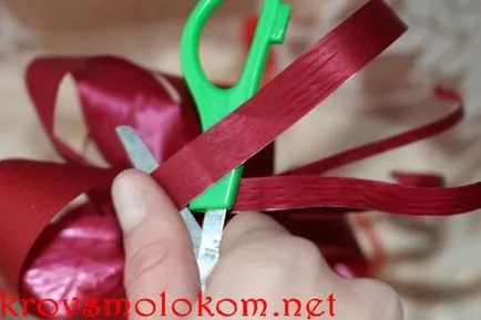 Hogyan készítsünk egy (döntetlen) ajándék íj (íjak) a szalagok saját kezűleg az ajándék (szalagok) Hogyan készítsünk egy (döntetlen) ajándék íj (íjak) a szalagok saját kezűleg az ajándékot