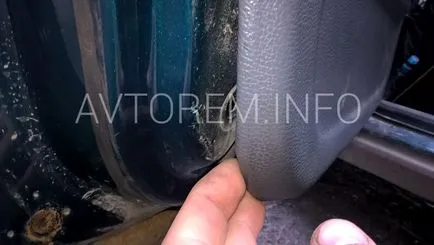A hátsó ajtó kárpitburkolatot a Nexia