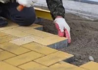 Ahogyan járólap kezük