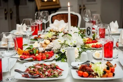 Hogyan lehet díszíteni egy üveg pezsgőt az esküvőre saját kezűleg