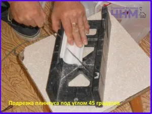 Hogyan kell telepíteni a mennyezet díszlécek (a mennyezet), tanácsot tulajdonosok - építők tippeket, mesterek,