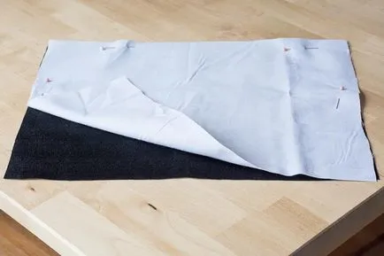 Függöny az ablakon kezével