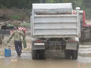 Ahogy vezetők megtéveszteni üzemanyagszint érzékelő - figyeli a műholdas GPS (szenzor) Ahogy vezetők megtéveszteni üzemanyagszint érzékelő - figyeli műholdas gps