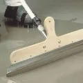 Hogyan öntsük a önterülő padló kezük (videó útmutató)