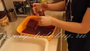 Hogyan pácolt sertés steak pác grillezéshez